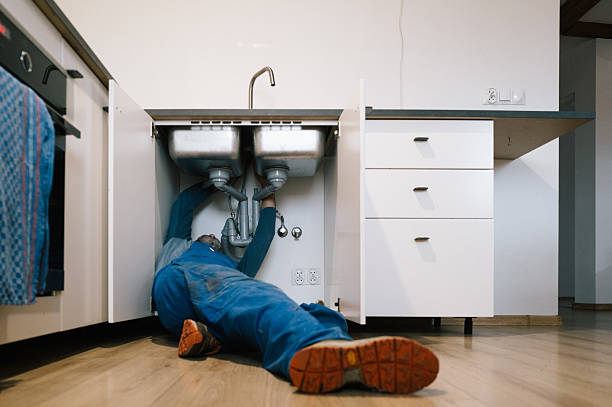 Professional Emergency Plumber technician working in Glendale, CA